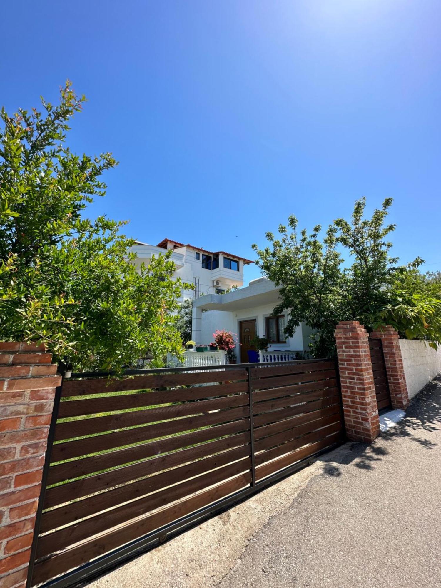 Guesthouse Xhuliano クサミル エクステリア 写真